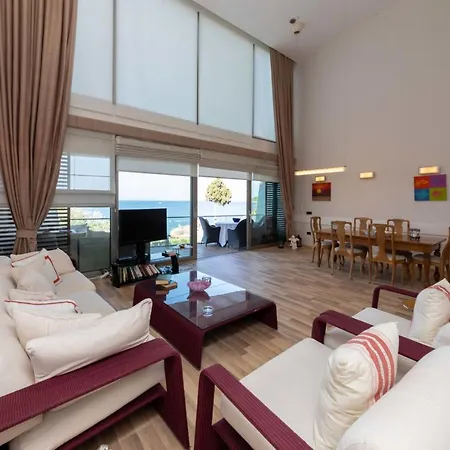 Regal With Shared Pool Near Beach In Bodrum Гёльтюрбюку