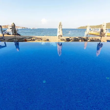 Villa Regal With Shared Pool Near Beach In Bodrum Golturkbuku